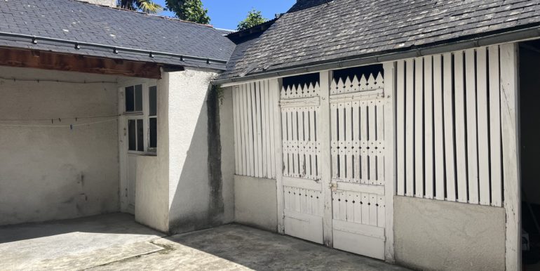 cour intérieure avec coin poubelle et box