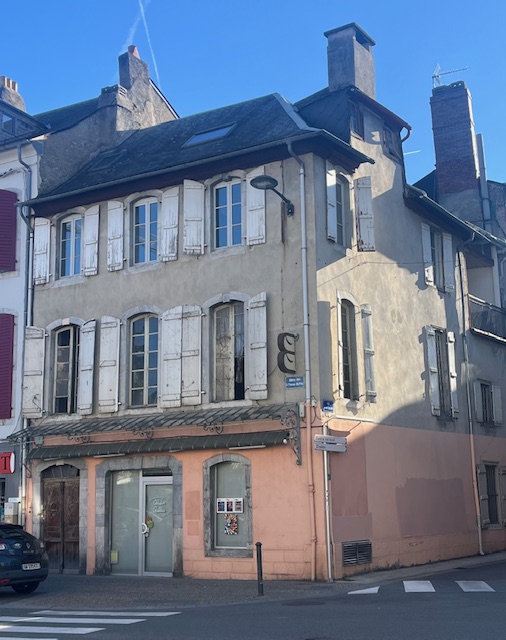 IMMEUBLE AU COEUR DE BAGNERES DE BIGORRE